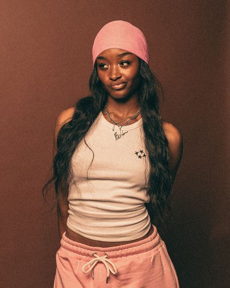 📸 @qualitylenz Brown Backdrop Photoshoot, Hat Photoshoot Ideas, Magazine Front Cover, Themed Photoshoot, Pretty Dark Skin, Reference Photos For Artists, Headshots Women, Grad Photoshoot, Vintage Photoshoot