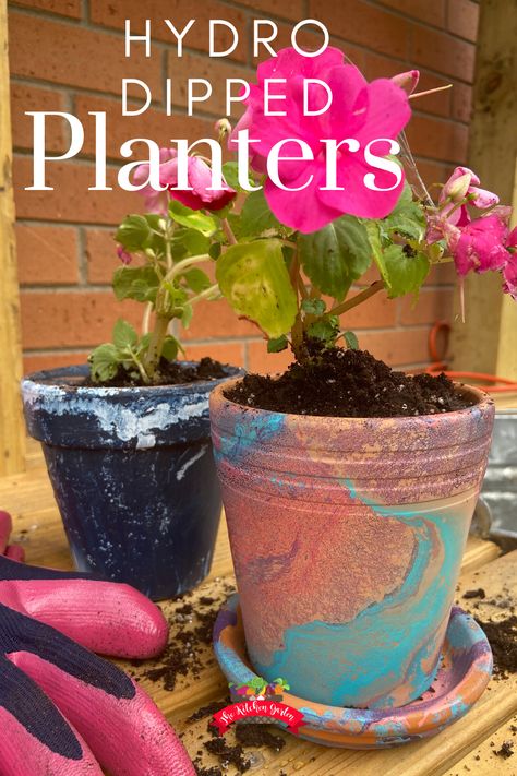 Revive old planters and flower pots by hydro dipping them to create beautiful swirls of color! This easy garden DIY project uses just water and spray paint and makes a fabulous gift! Terracotta Planter Painted, Diy Painted Planters, Spray Paint Flower Pots, Spray Paint Flowers, Pot Diy, Plants House, Diy Paint Projects, Planter Project, Hydro Dipping