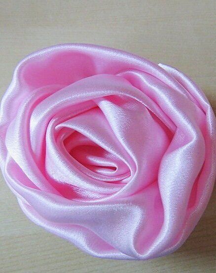 Satin Fabric Crafts, How To Make Silk Roses, Fabric Rosettes Tutorial, Fabric Rose Pattern, Satin Flowers Diy Fabric Roses, Cloth Roses Diy How To Make, Fabric Roses Diy Tutorials, Diy Satin Rose, How To Make Rose Flower With Fabric