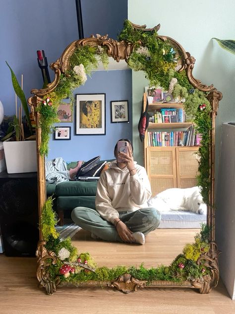 Vintage Fairy Decor, Diy Forest Mirror, Plants On Mirror, Diy Cottagecore Mirror, Fairy Themed Living Room, Fairycore Mirror Diy, Fairy Mushroom Aesthetic Bedroom, Diy Fairy Mirror Frame, Cottagecore House Decor Diy