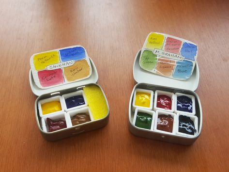 DIY watercolor mini travel palettes Diy Watercolor Palette, Travel Palette, Watercolor Mini, Notebook Diy, Mini Watercolor, Travel Art Kit, The Artist's Way, Gouache Paint, Diy Tray