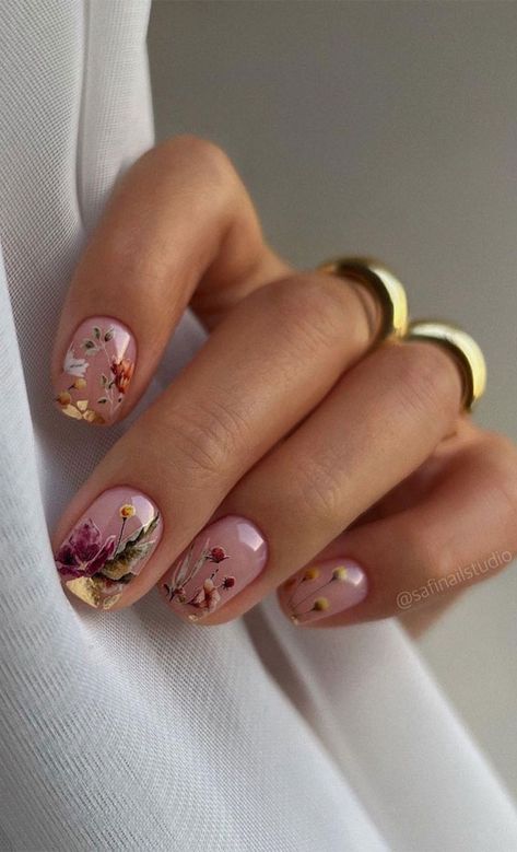 20. Pink Floral & Touch of Gold Flowers might not bloom all year round, but floral nail art is always available. These gorgeous floral... Nail Designs For Wedding Guest, Wedding Guest Nail Art, Nail Designs For Wedding, Wedding Guest Nails, Natural Nail Designs, Spring Wedding Guest, Floral Nail Designs, Floral Nail Art, Nails 2021