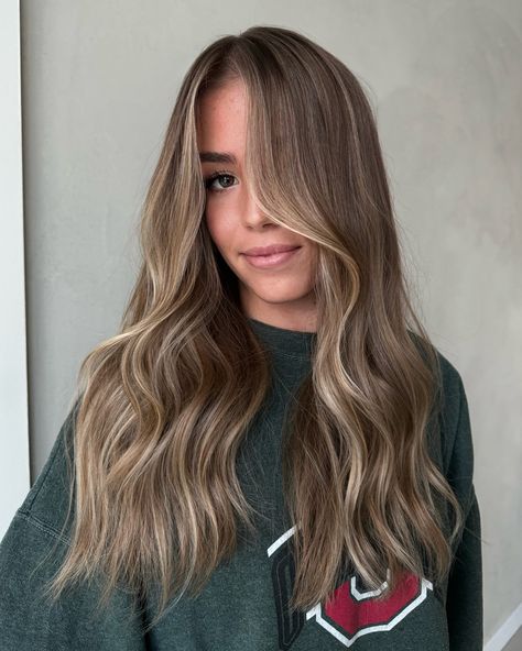 BRONDE INSPO: for the girlies who want a kiss of light with dimension. Where less is more and warmth is embraced!! GLOSS FORMULAS: 8GI 9N 9AA 9G CLEAR 8NB 9WG 9AA @redkenpro #bronde #haircolorist #haireducator #lowmaintenancehair Cool Toned Bronde Haircolor, Teddy Bear Bronde Haircolor, Sunkissed Balayage Brunettes, Teddy Bear Bronde Formula, Teddy Bear Hair Color, Bronde Balayage Blonde, Teddy Bronde, Teddy Bear Bronde, October Hair