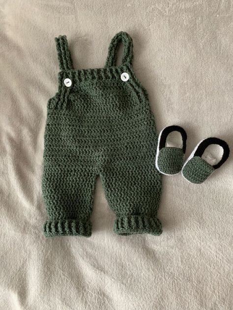 Greetings fellow creatives and crocheters! If you're looking for amazing creative ideas and free crochet patterns, don't hesitate to click the link above! 🦚 Crochet Newborn Clothes, Baby Boy Crochet Ideas, Baby Boy Crochet Patterns Free, Baby Boy Crochet Outfits, Crochet For Baby Boy, Baby Boy Crochet Patterns, Crochet Baby Onesie, Crochet Baby Overalls, Baby Girls Frock Design