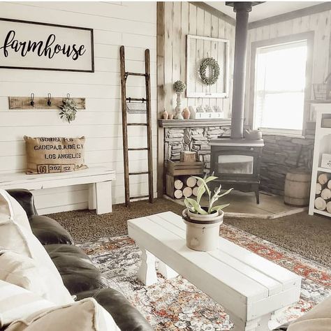 Farmhouse Stylebook on Instagram: “A cozy farmhouse livingroom ❤ I love the large rug that adds a little color. Visit @galvanized_chic_boutique for a discount code for the…” Modern Rustic Farmhouse Decor, Modern Farmhouse Decor Joanna Gaines, Modern Farmhouse Joanna Gaines, Shabby Farmhouse, Shabby Chic Sofa, French Farmhouse Decor, Modern Farmhouse Bedroom, Homes Modern, Farmhouse Ideas