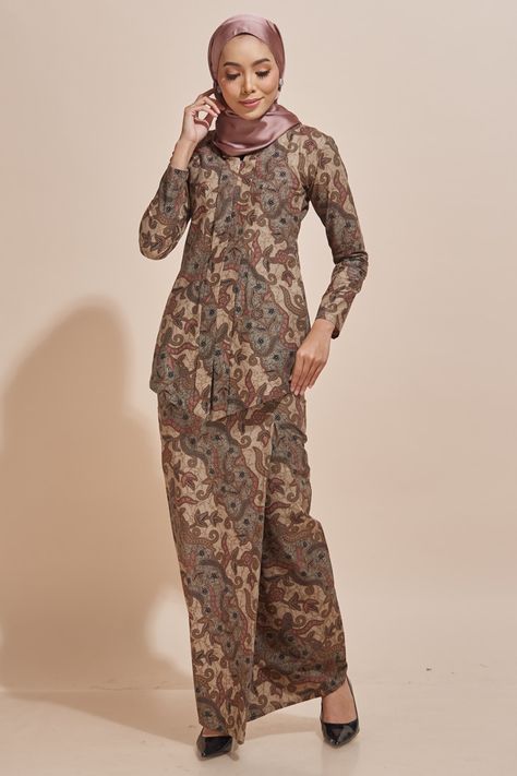 Kurung 2023, Melayu Dress, Kebaya Modern Dress, Batik Clothing, Kebaya Dress, Kebaya Muslim, Hijab Style Tutorial, Blouse Casual Fashion, Thai Traditional Dress