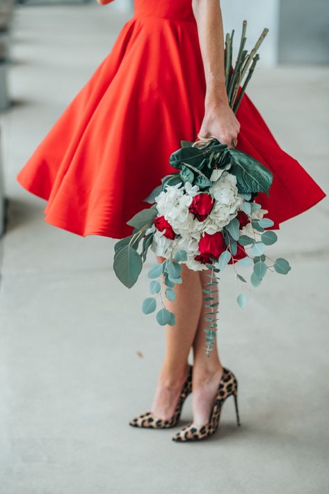 Woman And Flowers, Woman In Red Dress, Women In Red, Winter Outfits Ideas, Woman In Red, Valentine Dinner, Valentines Day Dresses, Elegant Prom Dresses, Taffeta Dress