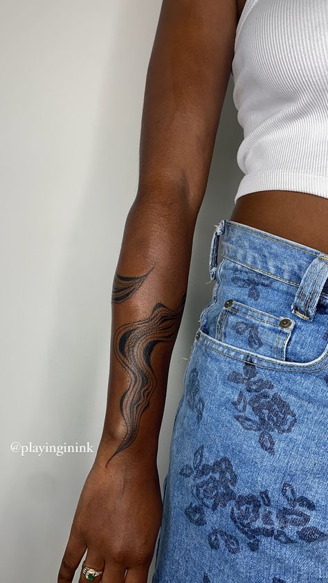 Bicep Tattoo Black Woman, Nubian Tattoo Ideas, Tattooed Sleeves Women, Nature Tattoos Black Women, Women's Forearm Tattoo Ideas, R&b Tattoo, Kaytranada Tattoo, Fine Line Tattoo On Dark Skin, Overcoming Obstacles Tattoo