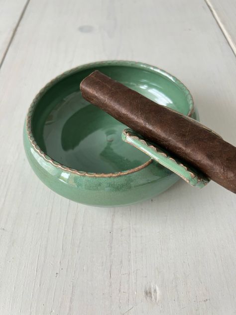 Need a sturdy and attractive place to hold your cigar? Check out the Cigar Ashtrays handmade by Ahaus Pottery. Ceramic Ash Tray Ideas, Recreational Aesthetic, Ceramic Gifts For Men, Pottery Ashtray Ideas, Functional Ceramics Projects, Ceramic Ashtray Handmade, Pottery Gifts For Men, Clay Ash Tray Diy, Diy Clay Ashtray