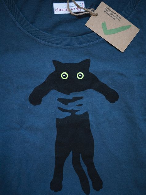 cat shirt Ghost Hands, Idee Cricut, Tshirt Painting, Tshirt Quilt, Cat Products, T Shirt Painting, Silkscreen Print, Shirt Design Inspiration, Cat Cute