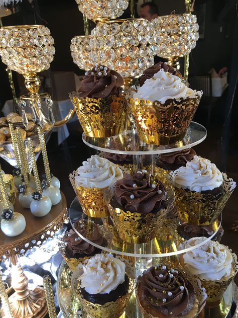 Great Gatsby Candy Table, Great Gatsby Dessert Table, Masquerade Dessert Table, Masquerade Food Ideas, Black And Gold Dessert Table Ideas, Gatsby Dessert Table, Masquerade Party Cake, Harlem Nights Theme Party, Roaring 20s Party Decorations