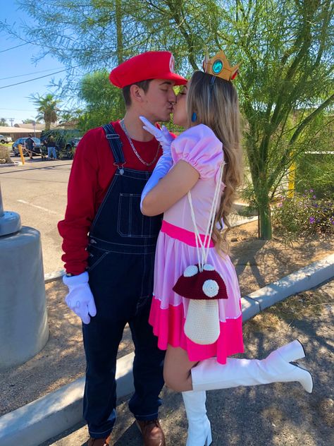 Princess Peach And Luigi, Nintendo Couples Costumes, Mario And Daisy Costume, Diy Mario And Peach Costumes, Nintendo Halloween Costumes, Princess Peach Halloween Costume Diy, Princess Peach And Bowser Costume, Mario And Princess Peach Costume Couple, Mario Peach Costume