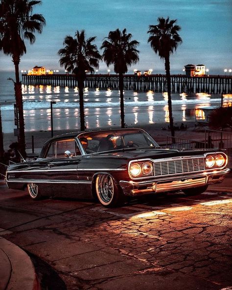 Retromotive sur Instagram : No matter the lighting, the sleek body of the Impala 64 always stands out. • 📸: @dest0n 🔑: @charmsamuelson ◾️#Retromotive 👉… 64 Impala Lowrider, Old American Cars, 64 Impala, Lowrider Trucks, Lowrider Art, New Retro Wave, California Sunset, Beach Pier, Lowrider Cars