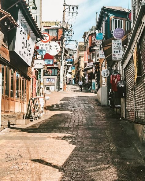 Itaewon, Seoul, South Korea 🇰🇷 •literally the cutest, busy area of Seoul. Lots of shopping, buildings, alleys, & food!! Highly recommend this area if ever in Seoul. #seoul #itaewon #southkorea #travel #travelgram #travelphotography #traveladdict #countries #sk #seoul🇰🇷 #travellingthroughtheworld #seoultravel #familytravel Seoul Itaewon, Itaewon Seoul, Seoul Travel, Seoul South Korea, Family Travel, South Korea, Seoul, The Cutest, Travel Photography