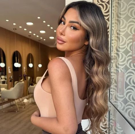 Maeva Ghennam Sans Chirurgie Esthétique: Introduction Aperçu de Maeva Ghennam sans chirurgie esthétique Maeva Ghennam, l'influenceuse et star de Glow Up?, Influencer, Aura, Hair