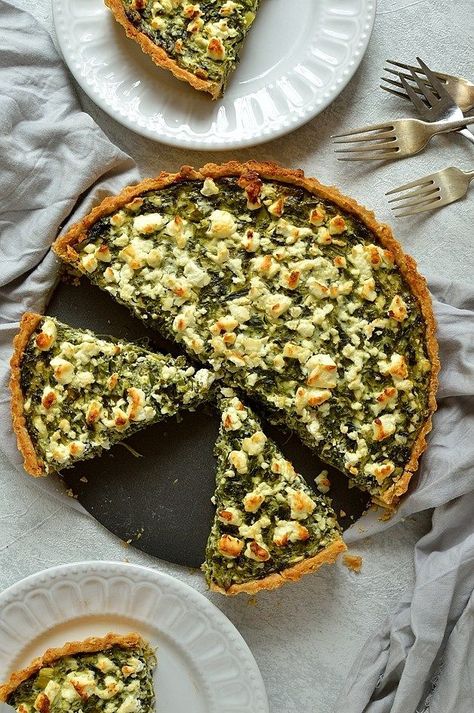 Spinach, ricotta and feta cheese quiche (spanakopita tart) Vegetable Tart Recipes, Spinach Feta Quiche, Spinach Tart, Feta Quiche, Vegetable Tart, Spinach Ricotta, Cheese Tarts, Savory Tart, Delicious Vegetables