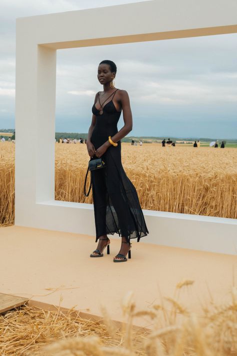 Jacquemus Fashion Show, Zara Campaign, Desert Fashion, Campaign Fashion, Beauty Event, Surrealism Photography, Fashion Photography Poses, Androgynous Fashion, Model Life