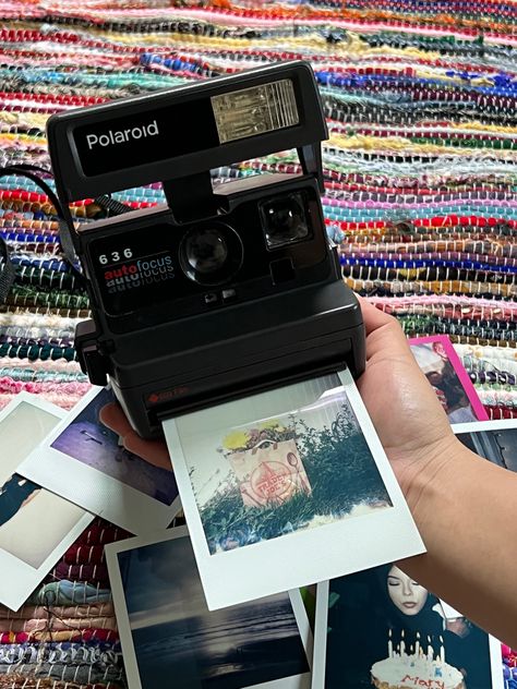 90s Polaroid Camera, 2000s Polaroid Camera, 80s Polaroid Camera, Taking Polaroid Aesthetic, Polaroid Now Photos, Vintage Polaroid Camera Aesthetic, Poloride Camera, Polaroid Camera Aesthetic, 80s Camera