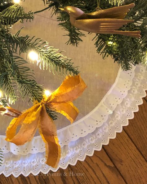 How to Make a DIY Christmas Tree Skirt – Simple Tutorial - Hymns & Home Tree Skirt Diy, Plates On The Wall, Vintage Christmas Tree Skirt, Chair Reupholstery, Diy Christmas Tree Skirt, Christmas Crafty, Skirt Diy, Simple Tree, Pipe Decor