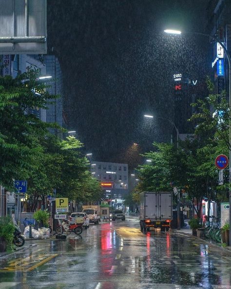 Rain At Night, Rainy Day Wallpaper, Seoul Night, Rainy City, Rainy Day Aesthetic, I Love Rain, Night Rain, Rainy Night, Japan Aesthetic