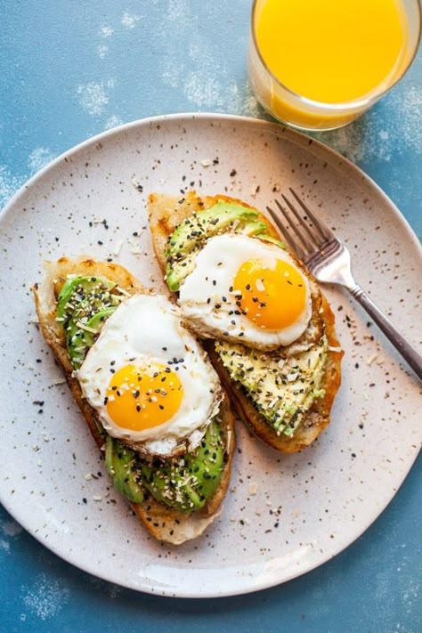 A major upgrade to the already delicious avocado toast is to put everything bagel seasoning on it! If you've never made the seasoning mix, it's easy to do and goes great on so many things. PLUS, avocado toast! macheesmo.com #avocado #toast #breakfast #easyrecipes Sommer Mad, Avocado Toast Recipe, Smashed Avocado, Egg Recipes For Breakfast, Egg Toast, Makanan Diet, God Mat, Boiled Egg, Toast Recipes