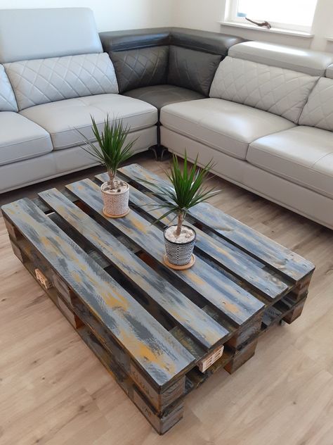 DIY. Make a coffee table with wooden pallet, you need two pallets, four wheels and paint of your favorite. Diy Tea Table Ideas, Pallet Coffee Table Diy Living Rooms, Creative Coffee Table Ideas, Pallet Table Ideas, Coffee Table Pallet, Modern Vintage Bedroom, Fall Kitchen Table Decor, Homemade Coffee Tables, Wooden Pallet Coffee Table