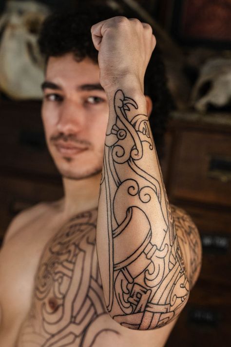 A profound homage to Odin, designed by the renowned Mat Bone and Isar Oakmund. This intricate piece intricately weaves together bindrunes, a spearhead in the Ringerike style, and storytelling elements reminiscent of the early Iron Age. Each detail is meticulously crafted, capturing the essence of Norse mythology and the might of Odin. #OdinTattoo #NorseMythology #MatBone #IsarOakmund #Tattoo #VikingArt Masterpiece Tattoo, Nordic Artwork, Nordic Gifts, Celtic Artwork, Black God, Viking Clothing, Viking Art, Celtic Art, Viking Age