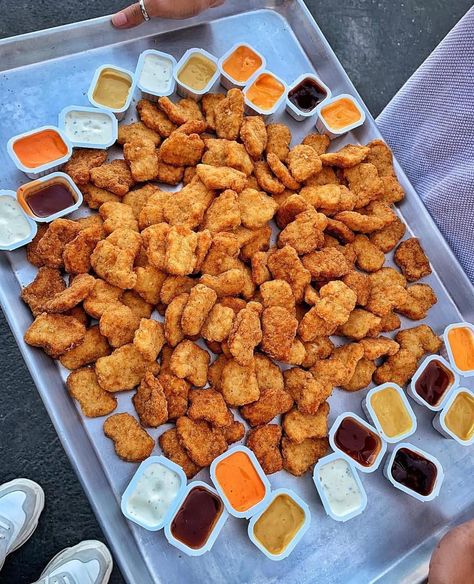 Chicken Nugget Recipes, Nuggets Recipe, Sleepover Food, Junk Food Snacks, Bon Appetite, Think Food, Snacks Für Party, Food Goals, Food Platters