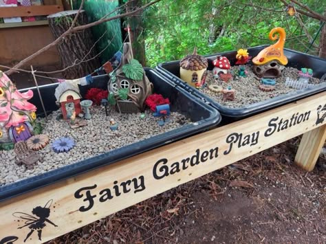 Interactive Fairy Garden, Kid Fairy Garden, Fairy Garden Outside, School Fairy Garden, Pallet Fairy Garden, Diy Simple Garden Ideas, Childminding Garden Ideas, Fairy Garden Kids Diy, Preschool Fairy Garden