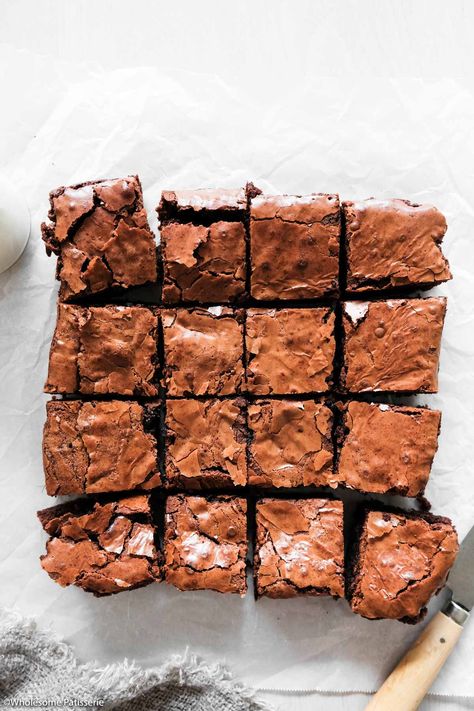 Brownie Recipes Homemade, Monthly Food Budget, Crinkle Top Brownies, Brownie Photography, Cake Photo Ideas, Brownie Business, Brownies Ideas, Orange Cake Easy, Iphone Food Photography