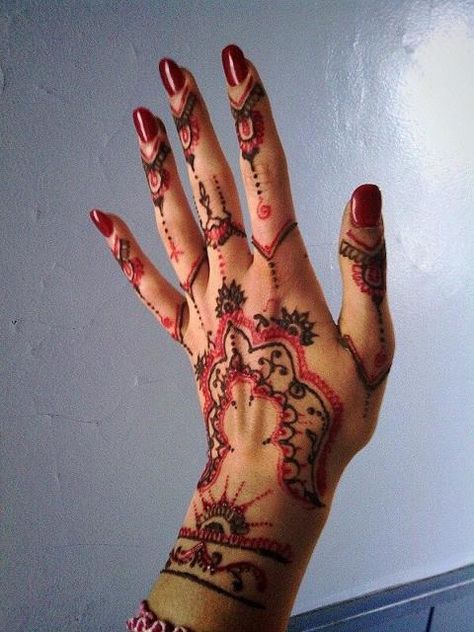 Red And Black Henna Design, Red And Black Henna, Red Henna Designs, Red Henna Tattoo, Henna Color, Red Henna, Beige Skin, Simple Henna Tattoo, Black Henna