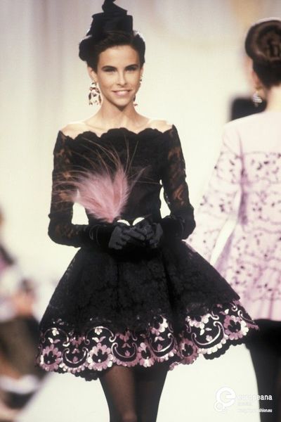 1990 Valentino Valentino Fashion Show, 90s Runway Fashion, Valentino Fashion, Runway Fashion Couture, Vintage Valentino, Valentino Couture, 80s And 90s Fashion, 90's Fashion, Princess Caroline