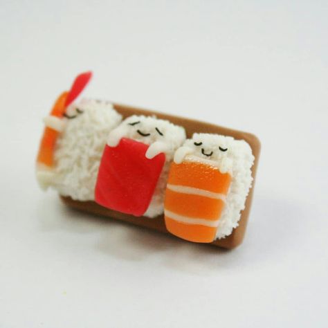 Polymer clay sleeping sushi Clay Sushi Plate Diy, Asian Clay Art, Sushi Polymer Clay, Sushi Clay, Sushi Gif, Polymer Clay Sushi, Clay Sushi, Clay Rings, Clay Works