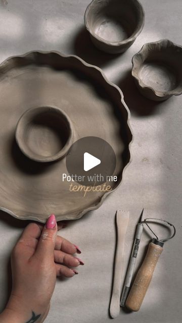 pottery | handbuild | mindfulness on Instagram: "Potter with me 🫶🏼 - snack & dip bowl   Template time, you can find it via the link in my bio (only until 24.05.2024)💃🏽💃🏽  I love it 😍, I also made two individual dip bowls that can be placed in variable positions, in case you want more than one dip. You also have the base for them in the template. I think this is also a great project to get a little creative yourself. You have a good base here and can add something, arrange the dip bowl differently, or add more. Of course, you can also make them smaller or larger.☺️ So have fun recreating it 💃🏽💃🏽  I got the inspo from @beclayyy Love the one she threw on the wheel😍  #pottery #handbuild #handcrafted #clay #ceramics #snack #bowl #homemade #template" Diy Chip And Dip Bowl, Pottery Dipping Bowls, Ceramic Dipping Bowls, Ceramic Dip Bowls, Chip And Dip Bowl Pottery, Chip And Dip Bowl Ceramic, Pottery Chip And Dip Bowl, Clay Bowl Designs, Fun Pottery Ideas