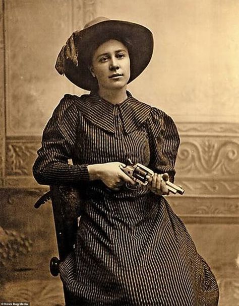 Incredible photo collection reveals the female outlaws that ruled the American Frontier | Daily Mail Online Brutally Soft, Old West Outlaws, Belle Starr, Outlaw Women, Soft Woman, Old West Photos, Wild West Show, Calamity Jane, Doc Holliday