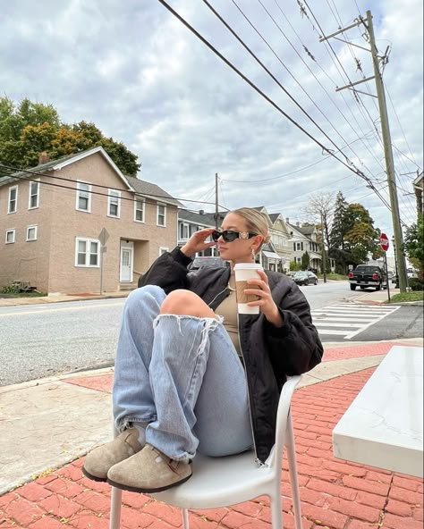 Boston Burk Outfits, Boston Clogs Outfit Airport, Kendall Jenner Birkenstock Clog, Birkenstock Boston Fur Outfit, Boston Clogs Style, Shearling Boston Birkenstock Outfit, Birken Stock Boston Outfit, Burcanstocks Outfit, Slip On Birkenstocks Outfit