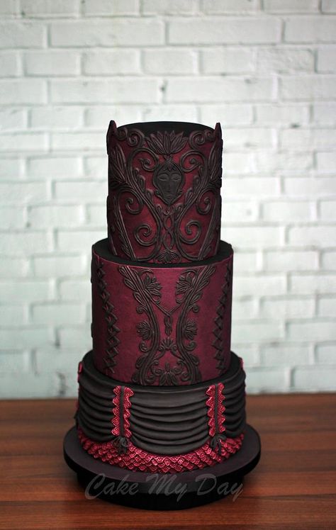 Goth Wedding Food, Black Lace Wedding Cake, Gothic Cakes, Goth Cakes, Romantic Halloween, Gothic Wedding Cake, Victorian Cakes, Gothic Cake, Leather Armour