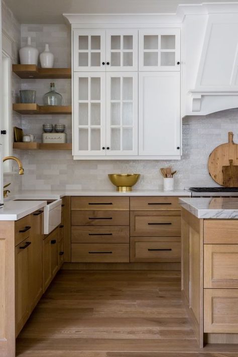 9 Beautiful White Oak Kitchens - Nikki's Plate White Upper Cabinets, Cabinet Trends, Light Wood Kitchens, White Oak Kitchen, Oak Kitchen Cabinets, Wood Kitchen Cabinets, Oak Kitchen, Kitchen Cabinet Colors, Kitchen Farmhouse