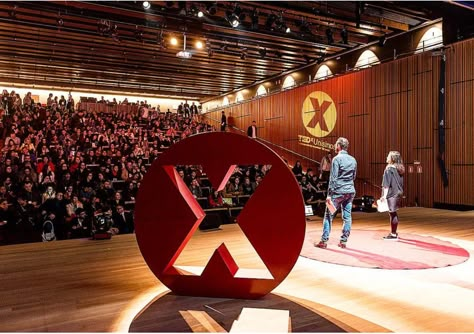 Tedx Event Decoration, Tedx Stage Design Ideas, Tedx Decoration Ideas, Tedx Design, Corporative Events, Conference Decor, Tedx Event, Event Planning Guide, Campus Design