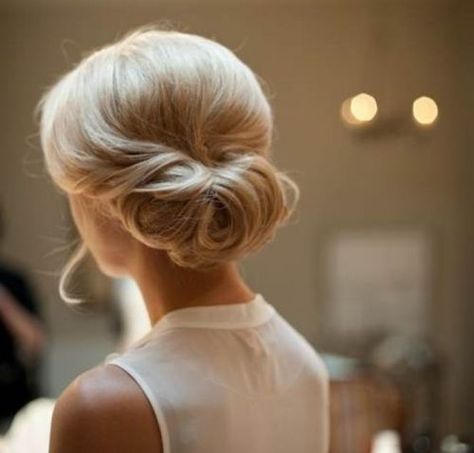 Chignon Simple, French Roll Hairstyle, Vintage Updo, French Twist Updo, Roll Hairstyle, French Twist Hair, Vintage Wedding Hair, Peinados Recogidos, Wedding Guest Hairstyles