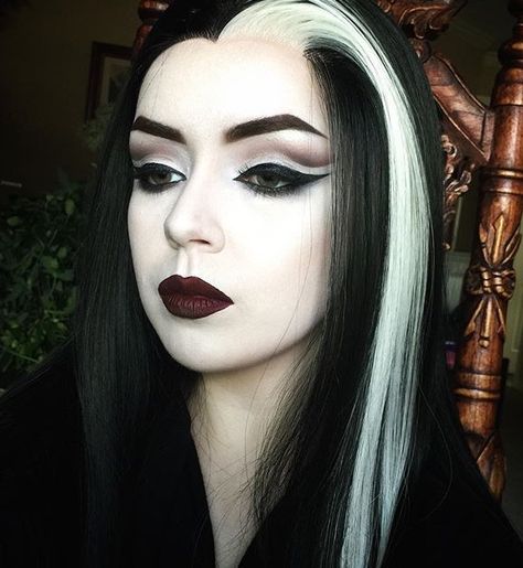 Lily Munster makeup and wig by cruellydeparted on instagram Lily Munster Costume, Tattoos Lily, Paintings Halloween, Zombie Makeup Tutorials, Costumes Scary, Zombie Halloween Makeup, Makeup Zombie, Monster Makeup, Lily Munster