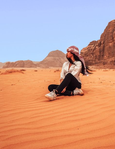 a girl in the wadi rum desert Desert Photo Shoot Ideas, Desert Photo Ideas Instagram, Wadi Rum Photography, Desert Inspired Outfits, Wadi Rum Photo Ideas, Desert Pose Ideas, Wadi Rum Outfit, Poses In Desert, Desert Pictures Ideas