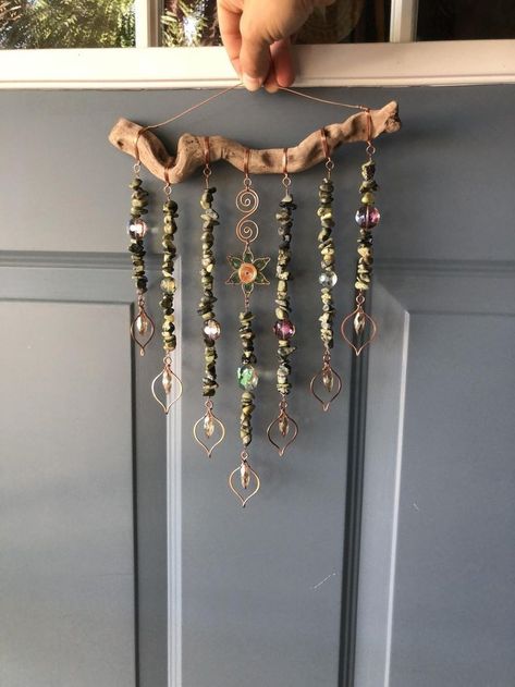 Nature Art Ideas, Fairy Suncatcher, Driftwood Creations, Carillons Diy, Wind Chimes Craft, Penanda Buku, Driftwood Projects, Diy Wind Chimes, Witchy Crafts