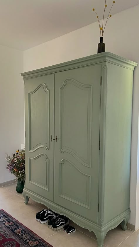 #chalkpaint #homedecor #diyprojects #interiordesign #homeimprovement #upcycle #decoratingtips #furnituremakeover #creativehome #boringtopreative Painted Amoire Ideas, Wardrobe Makeover Diy Painted Furniture, Wardrobe Flip, Green Armoire, Paint Old Furniture, Green Wardrobe, Painting Old Furniture, Painted Wardrobe, Revamp Furniture