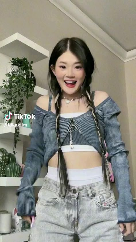 Kika Kim Tik Tok, Barbie Fashion Sketches, Easy Dance, New Dance Video, 70s Inspired Fashion, Black Hair Kpop, Dance Like This, Good Morning Video Songs, Step Up Dance