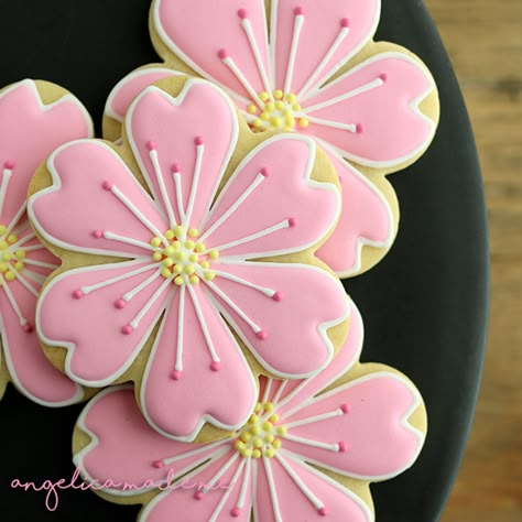 Custom Decorated Flower Cookies - AngelicaMadeMe Flower Sugar Cookies, Royal Iced Cookies, Easter Sugar Cookies, Sugar Cookie Royal Icing, Cookie Bouquet, Spring Cookies, Summer Cookies, Sugar Cookie Designs, Pretty Cookies