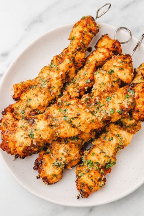 These air fryer garlic parmesan chicken skewers are quick and easy to make. Tender chicken breast pieces coated in flavorful garlic parmesan Air Fryer Garlic Parmesan Chicken, Garlic Parmesan Chicken Skewers, Parmesan Chicken Skewers, Chicken Breast Pieces, Air Fryer Recipes Chicken Breast, Best Air Fryer Recipes, Oven Baked Chicken Tenders, Air Fryer Garlic, Chicken Ranch Pasta