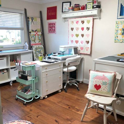 Ikea Sewing Rooms, Sewing Room Ideas, Ikea Kallax Shelf Unit, Binding Tips, Small Sewing Rooms, Craft Storage Cart, Machine Binding, Ikea Kallax Shelf, Sewing Station