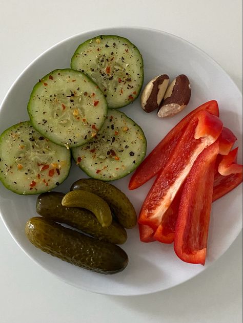 Veggie Platter Aesthetic, Veggie Snack Plate, Snack Plate Aesthetic, Veg Salad Recipes, Plate Aesthetic, Low Calorie Snack, Veggie Plate, Healthy Low Calorie Meals, Veggie Snacks