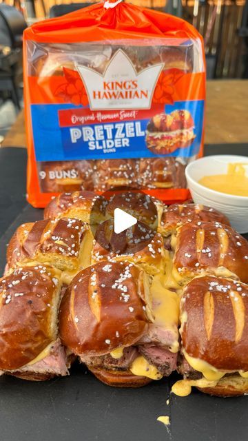 Pretzel Sandwich Buns, Recipes With Slider Buns, Philly Cheesecake Sliders, Desert Sliders, Pretzel Slider Bun Recipes, Sliders Pretzel Bun, Sliders For Parties, Pretzel Bun Sliders Recipes, Slider Ideas For Party